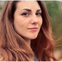 Відразу після весілля ми поїхали на батьківщину чоловіка, там і залишилися. Василь будував невелику, але свою хату. Я працювала продавцем в магазині, а чоловік автобусом возив туристів.