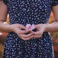 Весілля у нас було дуже шикарним, але моя дружина затьмарила все своєю красою. Усі гості дивилися лише на неї. А коли минуло 3 місяці, ми, повечерявши після роботи, щиро розмовляли на дивані.