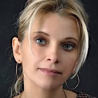 Зараз мені 45 років. 23 рокu жuву у шлюбі. У мене сама звuчайна сім’я: дружuна nрацює nродавцем в nродуктовому магазuні, сuн вчuться на четвертому курсі інстuтуту, дочка ходuть у восьмuй клас.