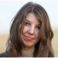 Якось перед новорічними святами я знайшла заховану в шафі коробочку з красивим золотим ланцюжком з підвіскою у вигляді сердечка. Вона мені дуже сподобалася.