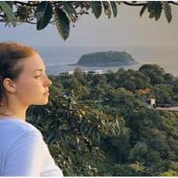 Зранку я прокинулася, заходжу на кухню, і бачу, що там повним ходом господарює свекруха. Курку, яку я розморожувала, бо хотіла бульйон варити, вона поставила  запікати з картоплею.