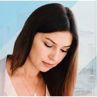 Я не послухала батьків, і, все-таки, вийшла заміж за Івана. Після одруження ми пішли на знімну квартиру, яку оплачувала я. Працювала в сім’ї одна я, чоловік ніяк не міг знайти гідну роботу.