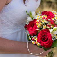 Нещодавно у нас була запланована зустріч випускників. Мене теж запросили. Я відразу подзвонила чоловікові і повідомила радісну новину, але Михайло не хотів, щоб я йшла.