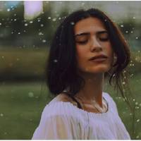 Якось напередодні святкування 8 Березня подруги запросили мене в ресторан. Там я познайомилася з Олександром – чоловік запросив мене потанцювати. Я посміхнулася, бо побачила, що він молодший за мене