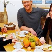 Щотижня, в п’ятницю, або у вихідні до нас приходила в гості подруга дружини з своїм чоловіком. Так як зустріти гостей з порожнім столом нам якось совість не дозволяла, то ми завжди самі накривали