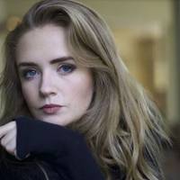 Сьогодні, в неділю, я таки покинула свого чоловіка. Одного разу, прийшовши з роботи, він застав мене лежачою на дивані. Вдома було не прибрано, посуд не помитий, а вечерею і не пахло.