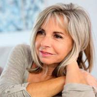 Я давно не приїжджала до батьків, а потім дізналася, що вони чомусь розлучилися. Мамі 53 роки. А нещодавно вона сказала, що у неї є чоловік і скоро буде весілля.