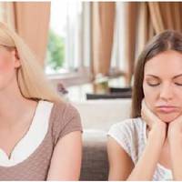 Валентина Михайлівна носилася з кухні в кімнату, і назад. Було видно, що вона хоче догодити гостям і невістці. Людмила ж сиділа, як королева в кріслі, приймала подарунки і привітання.