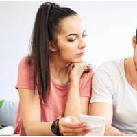 Марина, засліплена жіночим щастям, не помітила, як вся зарплата чоловіка спливала в руки його мами. – Мій син узяв тебе з дитиною, – наголошувала свекруха.