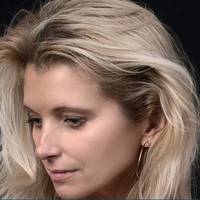 Нещодавно свекруха дізналася про те, що я віддаю частину своєї зарплати батькам. Ми живемо бідно, але татові дуже потрібні ці гроші. Свекруха відразу сказала, щоб і їй син дав якусь суму.