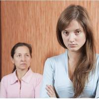 Коли Галина Григорівна була на кухні, Леся навіть з кімнати не виходила. Про допомогу свекрусі від невістки навіть мови не було. Якось Галина Григорівна не витримала, зайшла в кімнату сина з невістко