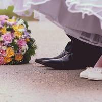 Свекруха вже не хотіла мовчати і сказала моєму чоловікові, щоб збирав свої речі і покинув її дім. – Іринко, нехай він іде куди хоче, а ти залишся зі мною, ти мені, як донька рідна.