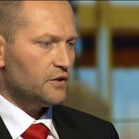 Я вважаю, що державна мова в Україні має бути лише одна- українська. Якщо комусь не подобається, я знаю як вирішити це…