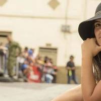 Я не зводив з Оксани очей. Коли наші погляди зустрілися, вона кілька секунд пильно дивилася на мене, а потім мило кивнула головою. Отже, впізнала. При першій нагоді, не задумуючись, підійшов і запрос