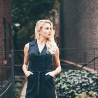 День народження Мар’яни святкували в дорогому ресторані. Вона єдина донька багатих батьків. Біля неї крутилися в той день багато заможних кавалерів, але поруч з нею сидів бідний хлопець Володимир.