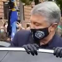 Щойно закінчився суд і прихильники Порошенка на чолі з Парубієм і Фединою пішли до Зеленського. Дивіться що там зара робиться. ВІДЕО