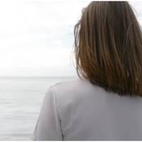 Я зайшла ввечері з своїм хлопцем в кафе, і побачила, що за столиком сидить чоловік моєї сестри. Він був не один. Я зняла відео на телефон і відправила Світлані.