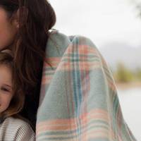 Спочатку молода жінка лікувалася сама, бо ж вдома малі діти, та й до Києва з того району, де мешкала сім’я, добиратися було далеко. Чоловік був постійно на роботі і не переймався тим, що його дружина