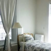 Нещодавно я отримала в спадщину, від самотньої тітки двокімнатну квартиру в столиці. Заповіт був написаний на мене, але сестри з цим не згодні і теж хочуть “шматок пирога”. Я не погоджуюся