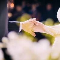 Мама з батьком жили небагато, грошей ледь на харчі вистачало. Тоді я вирішила, що не буду жити, як мама. Згодом я вийшла заміж.