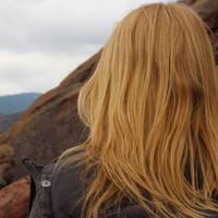 З дружиною у шлюбі ми прожили 15 років. Одного разу я взяв її телефон. Той день я й досі забути не можу. У листуванні їй якийсь чоловік зізнавався в коханні. Я тоді сфотографував те листування.