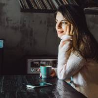 Прилетіло смс: «Спасибі за вечір», а чоловік поліз у телефон дружини і прочитав його. Сліди ревнощів на її обличчі бачив весь колектив, а потім сам шеф повіз її до дому і очам не міг повірити