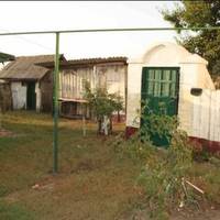 Одного вечора чоловік прийшов з роботи. Іван працює трактористом. Я насипала йому вечерю, і стала просити, щоб ми продали хату в селі і переїхали у місто.