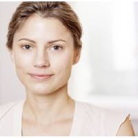 Як минув рік, я випадково зустріла колишнього чоловіка з тією, яка просто взяла і забрала батька від трьох дітей. Я зібралася з силами і попрямувала їм назустріч.