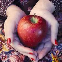 Повертаючись через два місяці, Катерина вже уявляла, що її чекає вдома. Чоловік ніколи їй ні в чому не допомагав, а свекруха зображала з себе стару, немічну жінку, тому вдома теж особливо не старала