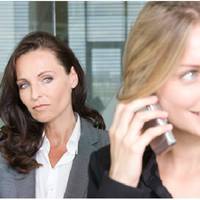 У моєї молодшої сестри троє дітей, і наші батьки вирішили свою квартиру віддати їй. Про мене навіть не згадали, наче я не їхня рідна донька. Ще й вважають, що мені нема на що ображатися в цій ситуац