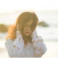 Я народилася в заможній сім’ї. Моя мама ніколи не працювала, всі гроші в родину завжди приносив батько. Татові зараз 48 років і нещодавно я випадково дізналася, що у нього є інша жінка, якій 30 років