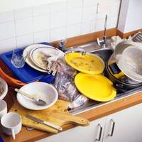 – Ой, Марино, ти навіть уявити собі не можеш, що там в них в квартирі робиться. Він юристом працює, дружина у нього вся з себе, в шубі норковій, машина дорогуща. Але в квартиру увійти не можна!