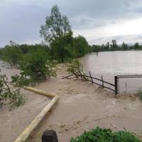 Люди моліться Щоб перестав дощ… Кара небесна!Прикарпаття у Воді…Господи допоможи своєю силою….