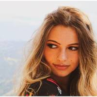 Недавно нам надіслали фото мого батька з незнайомою жінкою і двома дітьми. Спочатку ми з мамою не повірили, але все виявилося правдою. Коли мама показала фото батькові, нічого вже питати і не потрібн