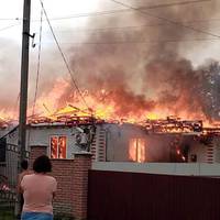 Вчора ввечері сталася біда у сім’ях моїх друзів. Внаслідок удару блискавки вщент згoрiли два будинка!