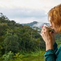 Ліда залишила сина мамі, а сама поїхала на заробітки. Справи йшли добре, вона заробляла гроші та надсилала мамі. А потім зустріла Василя. У них на світ з’явилася донечка.