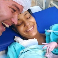 Новонароджена дівчинка впізнала батька по голосу і почала йому посміхатися