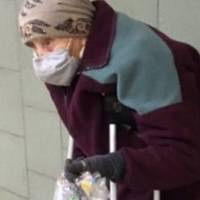 “Йшла вранці на роботу, в переході метро стоїть літня жінка років 90 і тримає в руках…