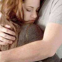 Увечері, коли всі медсестри зібралися в сестринській, Оленка пішла хоч одним оком подивитися на сина. Проходячи повз, вона почула розмову: – Завтра потрібно все рано підготувати.