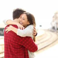 Мама нареченого, яка приїхала з села на весілля сина, після свята з’їжджати відмовилася. Так і сказала Алісі: – На кого я свою кровиночку покину? Не для того народжувала, щоб іншу жінку віддати!