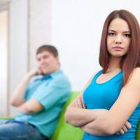 Пішла на балкон цибулю перебирати. Гниє, сил немає. З балкону виходжу і мало не впала. Дімка з сусідкою на дивані лежать. Він ще в сорочці, а вона-то вже без всього! І давай тікати