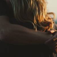 Дружина вважає, що щоразу, коли літак приземляється, я відразу ж біжу на зустріч з черговою коханкою. Вона перевіряє мене, дзвонить мені на роботу і уточнює, з ким я поїхав, терміни відрядження і всі