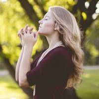 З Галиною чоловік не розмовляє вже більше тижня. Перебрався жити в іншу кімнату, виходить лише на кухню, коли її немає поряд. Галина дуже просилася, благала, що не зробить більше такої помилки, вона