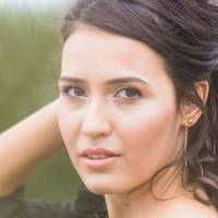 Я друга дружина у свого чоловіка. У нас є маленька дитина. Але перша дружина Олега постійно йому телефонує. Рая майже щовечора дзвонить на домашній телефон, коли ми всі вдома, щоб я чула їх розмову.