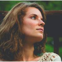 У свої 37 Тамара була вже геть сивою. У рідному селі її всі кликали тіткою. А потім селом прокотилася чутка, що вона чекає дитину. Тамара і справді розцвіла, вперше за стільки років пофарбувала волосс