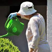 Ми втомилися з чоловіком допомагати батькам. Наступного тижня я поїду до мами, і скажу, що ми даватимемо їм менше грошей. Начебто мені зменшили зарплату. Правди я їй не скажу.
