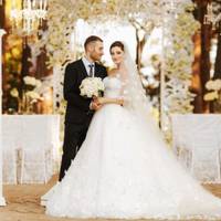 Наречений вмовляє Таню трохи додати на авто. + дві тисячі доларів і іномарка придбана! Хлопець став мобільним, все частіше відсутній вдома.