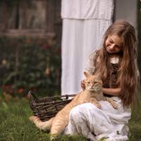 Малашка пішла в невістки. Василь шанував дружину. Очікував дитячого лепету в хаті. Підрихтував стару колиску. Та не змогла Малашка дитини у світ привести. Пережите далося взнаки.