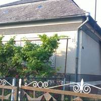 З моєю сусідкою я знайома вже більше 20-ти років. Десь пів року тому Марія переписала свій будинок на сина, який обіцяв доглядати за нею. Та коли чоловік отримав всі документи, поїхав у місто і більш