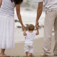 Чоловік не витримавши скандалу пішов з дому прогулятися. Вийшовши на вулицю, йому стало цікаво, чого родина знизу весь час радіють й вирішив підглянути у вікно. Притча про дві сім’ї, яку варто згадува